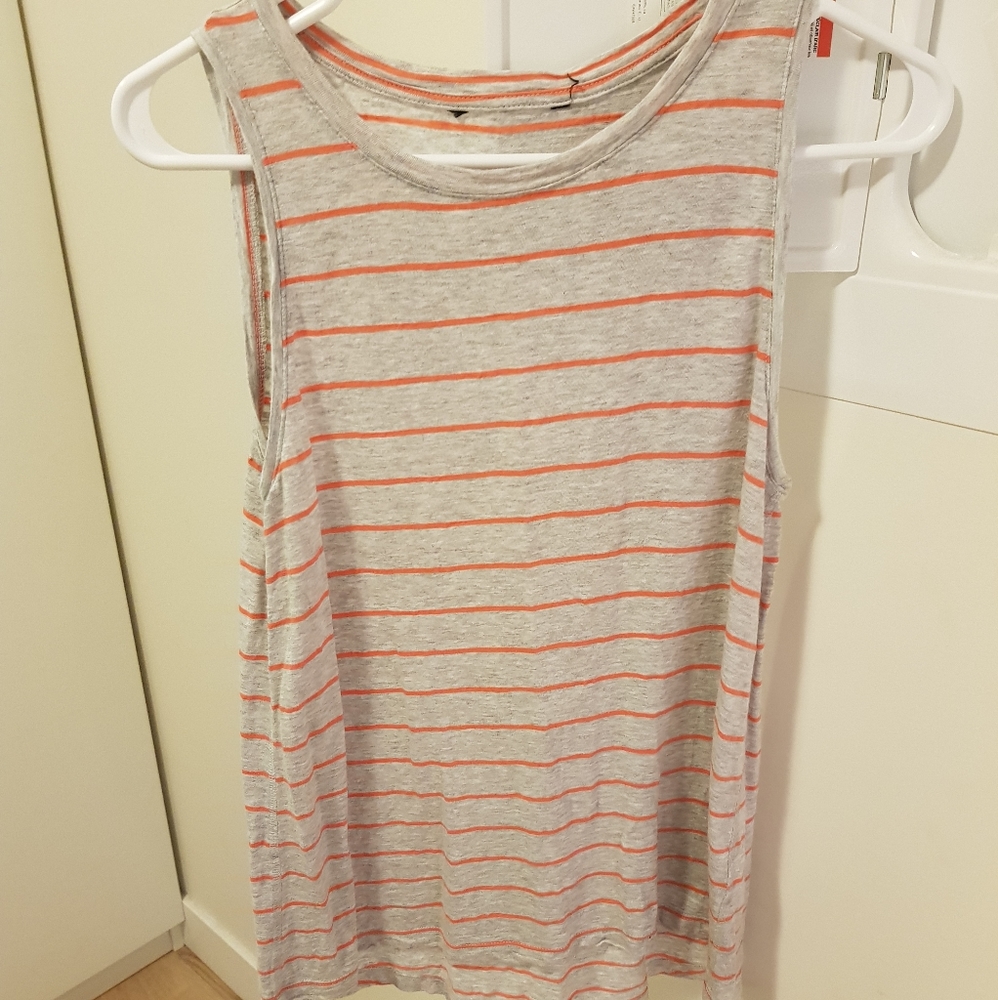 Sleeveless gym top